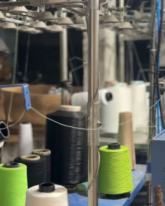 Cones de fio na máquina de tricotar meias