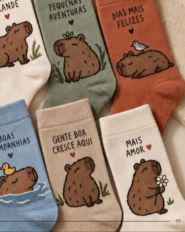 Meias infantis com estampas de capivara e frases